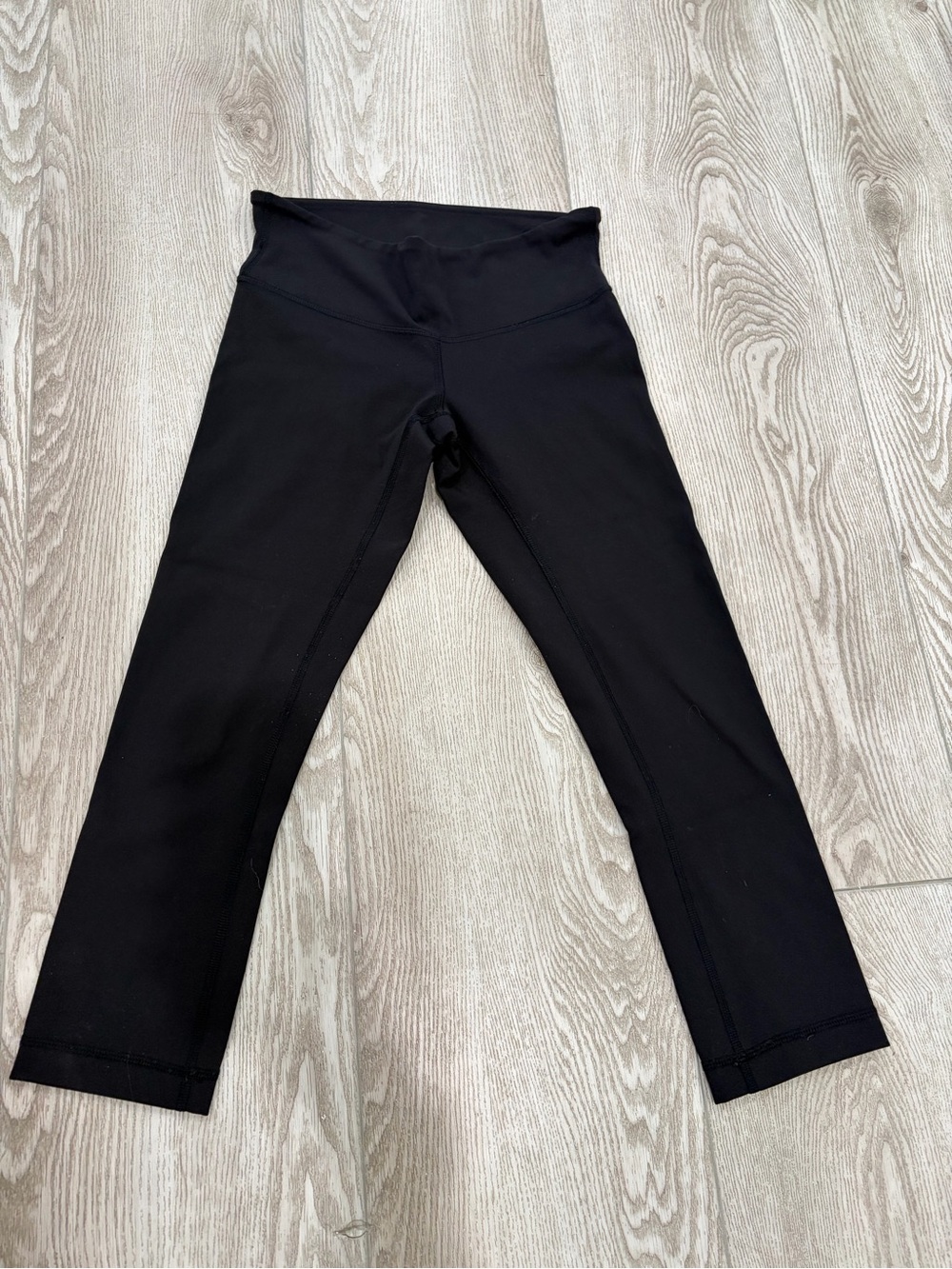 Lululemon black capri pants
